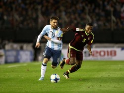 Di sisa waktu, Argentina mencoba mencetak gol kedua. Akan tetapi, upaya mereka tak membuahkan hasil. Foto: Agustin Marcarian/Reuters