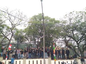 Sidang Vonis, Pendukung Eks Kadisdik Jabar Naik Pagar PN Bandung