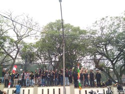 Sidang Vonis, Pendukung Eks Kadisdik Jabar Naik Pagar PN Bandung