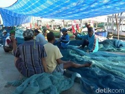 Gelombang Tinggi, Nelayan Probolinggo Tak Berani Melaut
