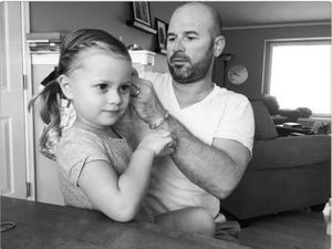 Foto: Beginilah Kalau Ayah Jadi Hairstylist untuk Putrinya Foto: Beginilah Kalau Ayah Jadi Hairstylist untuk Putrinya