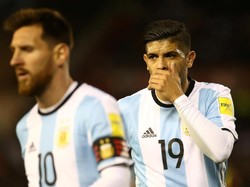 Argentina masih terpaku di posisi lima klasemen kualifikasi Piala Dunia zona CONMEBOL dengan dua laga tersisa. Cuma empat tim teratas yang berhak lolos langsung ke putaran final. Foto: Agustin Marcarian/Reuters