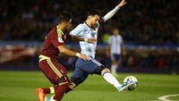 Messi yang jadi andalan Argentina pun harus menghadapi rapatnya pertahanan Venezuela. Foto: Agustin Marcarian/Reuters
