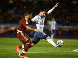 Messi yang jadi andalan Argentina pun harus menghadapi rapatnya pertahanan Venezuela. Foto: Agustin Marcarian/Reuters