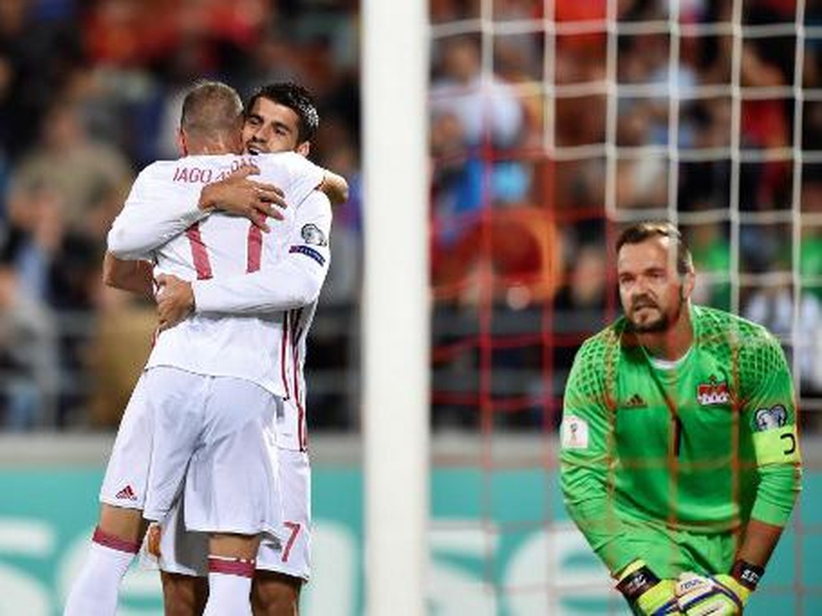 Iago Aspas dan Alvaro Morata merayakan gol Spanyol ke gawang Liechtenstein (Foto: Michael Buholzer/AFP)