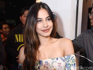 Valerie Thomas Pamer Bahu Seksi