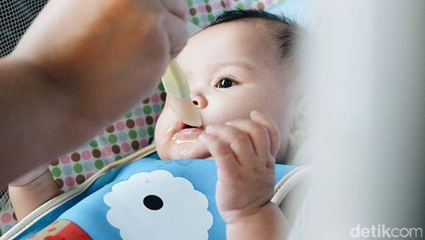 Bunda, Waspadai 4 Risiko Pemberian MPASI Terlalu Dini 