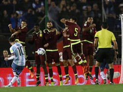 Tendangan bebas Messi belum berbuah gol untuk Argentina. Foto: Marcos Brindicci/Reuters