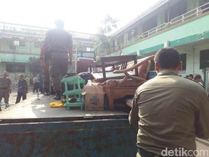 Kawasan Sekolah di Pinangsia Dibongkar, Warga Protes