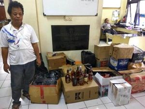 Muklis Pakai Pengering Rambut Saat Kemas Miras Palsu di Cipayung Muklis Pakai Pengering Rambut Saat Kemas Miras Palsu di Cipayung