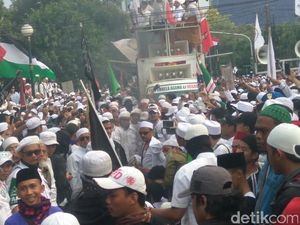 Bakar Bendera, Aksi Bela Rohingya di Kedubes Myanmar Sempat Ricuh