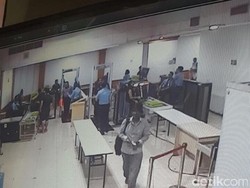 Foto-foto Tersangka Pembunuh Indria Kameswari di Bandara Saat Kabur