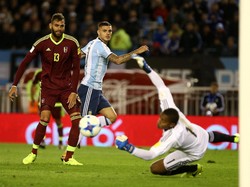 Punya tim bertabur bintang tak jadi jaminan Argentina dengan mudah mengalahkan Venezuela. Meski mendominasi permainan, mereka kesulitan bikin gol. Foto: Agustin Marcarian/Reuters