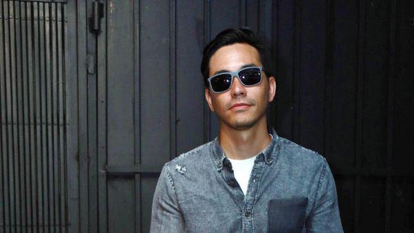 Hot Daddy! Gaya Darius Berkacamata Hitam