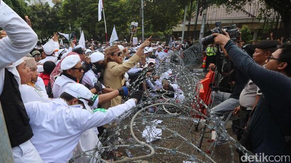 Aksi Bela Rohingya di Kedubes Myanmar Sempat Memanas