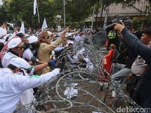 Aksi Bela Rohingya di Kedubes Myanmar Sempat Memanas