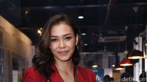 Senyum Manis Adinia Wirasti