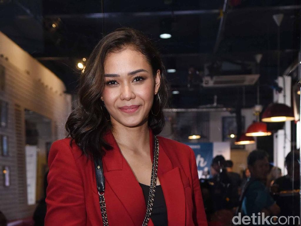 Adinia Wirasti Jadi Calon Donor Kornea Adinia Wirasti Jadi Calon Donor Kornea