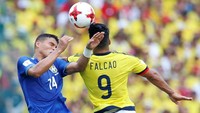 Kolombia kemudian menyamakan skor menjadi 1-1 lewat gol dari Radamel Falcao. (Foto: Henry Romero/REUTERS)