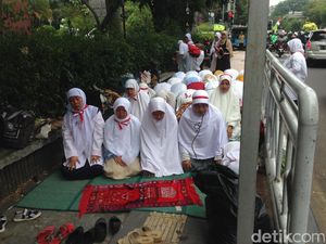 Massa Aksi Solidaritas Rohingnya Salat Zuhur Berjemaah di Trotoar