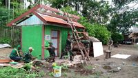 Satgas Yonif 432 Kostrad Perbaiki Toilet Warga di Perbatasan