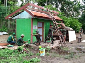 Satgas Yonif 432 Kostrad Perbaiki Toilet Warga di Perbatasan