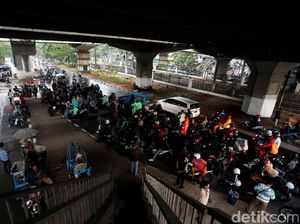 Dear Pemotor, Berteduh di Kolong Jembatan Bisa Timbul Kecelakaan!