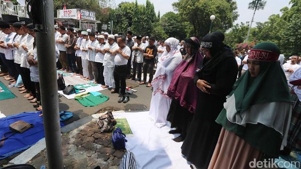 Pendemo Salat di Depan Kedubes Myanmar