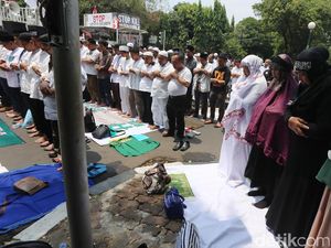 Pendemo Salat di Depan Kedubes Myanmar