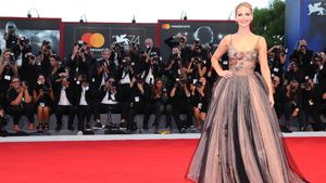 Foto: Fabulous! Adu Gaya Selebriti di Red Carpet Venice Film Festival