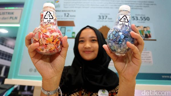 PLN Pamer Bank Sampah dan Motor Listrik di ICCFE 2017