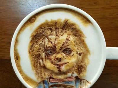 Hiii... Ada Latte Art Bentuk Boneka Chucky hingga Sadako!