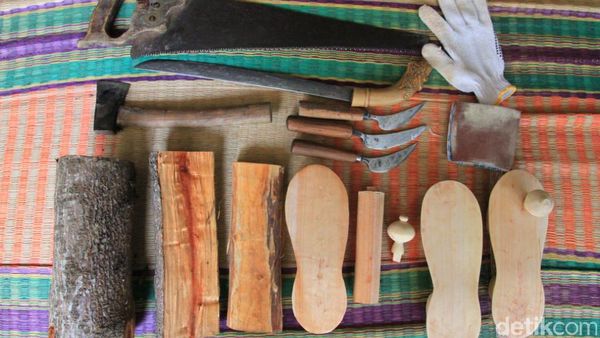 Foto: Sandal Bakiak yang Antik Khas Cikondang