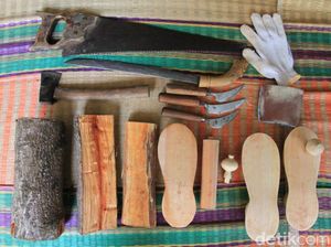 Foto: Sandal Bakiak yang Antik Khas Cikondang Foto: Sandal Bakiak yang Antik Khas Cikondang