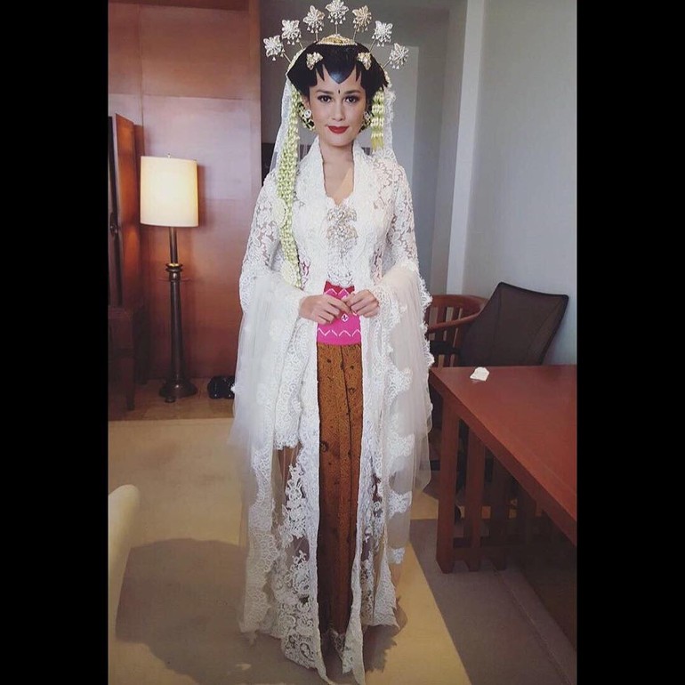 Foto 20 Model Kebaya Pengantin Artis Indonesia Raisa