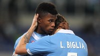 Lazio menjadi klub Italia kedua yang memiliki pemasukan terbesar. Biancoceleste sukses melego Lucas Biglia dan Keita Balde Diao sehingga mendapatkan untung 31 juta euro usai hanya belanja 46 juta euro. Foto: Paolo Bruno/Getty Images