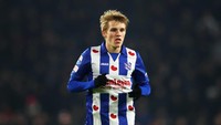 Martin Odegaard sempat mengunjungi Barcelona dan melihat fasilitas klub. Entah bagaimana tak ada kesepakatan terjalin, hingga gelandang muda Norwegia itu kemudian berseragam Madrid. (Foto: Dean Mouhtaropoulos/Getty Images)