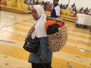 Cerita di Balik Momen Haru Mbah Suliyah Gendong Bawaan di Jeddah