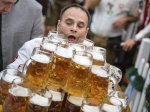 Pria Ini Berhasil Pecahkan Rekor Membawa Gelas Bir Paling Banyak