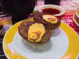 Kreasi Sushi Unik Rasa Cheese Burger, Pisang, hingga Lapisan Emas (1)
