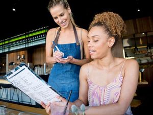 Wouw! Pelayan Ini Dapat Tip Sebesar Rp 42 Juta, Alasannya Bikin Haru