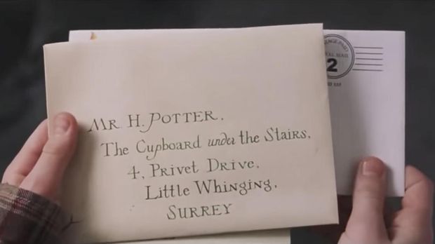 Surat penerimaan asli ini diantar langsung oleh Hagrid kepada Harry.