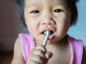 Kesalahan yang Sering Dilakukan Anak Saat Gosok Gigi Sendiri