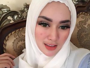 Foto: Hijab Ala Tiara Dewi, Mantan Istri Lucky Hakim yang Baru Dicerai