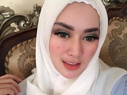 Foto: Hijab Ala Tiara Dewi, Mantan Istri Lucky Hakim yang Baru Dicerai