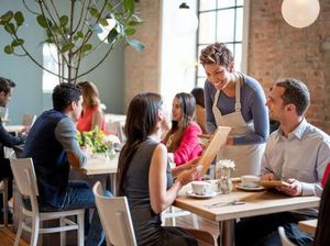Ternyata Begini Cara Elegan Panggil Pelayan Restoran Ternyata Begini Cara Elegan Panggil Pelayan Restoran