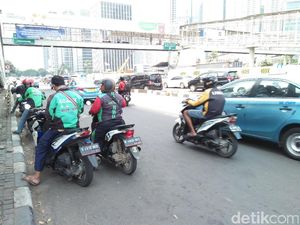 Rasa Syukur Pemotor di Sudirman Usai Uji Larangan Motor Batal Rasa Syukur Pemotor di Sudirman Usai Uji Larangan Motor Batal