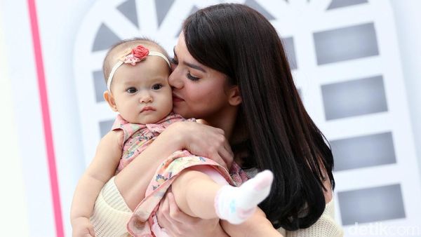 Cantiknya Alice Norin dan Baby Alita