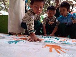 Cap Telapak Tangan Anak di Garut untuk Solidaritas Rohingya