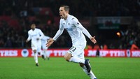 Nama-nama macam Gylfi Sigurdsson, Fernando Llorente, Bafetimbi Gomis dijual Swansea City di musim panas ini. Pada akhirnya, Si Angsa pun untung 27 juta euro. Foto: Stu Forster/Getty Images